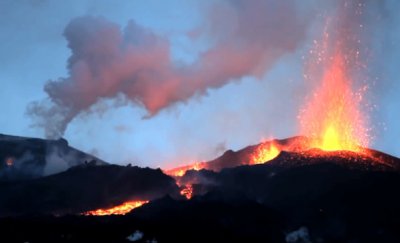 ​冰岛火山喷发 两个发光圆球从中出现（火山外星人）