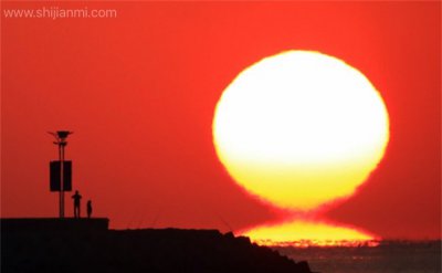 ​用水可以浇灭太阳吗 水是不能浇灭太阳的(越浇火越旺)