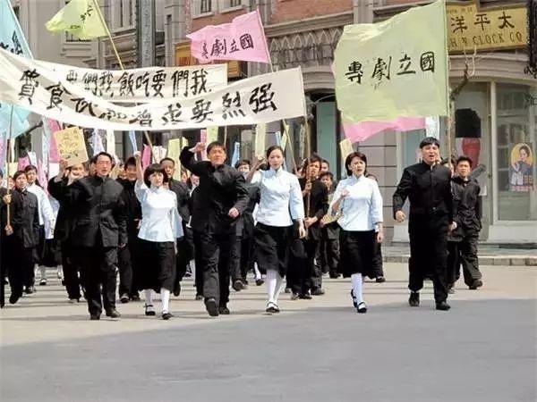 民国时期的校服长什么样子（好美看傻眼了快来欣赏民国校服到底美在哪）(31)