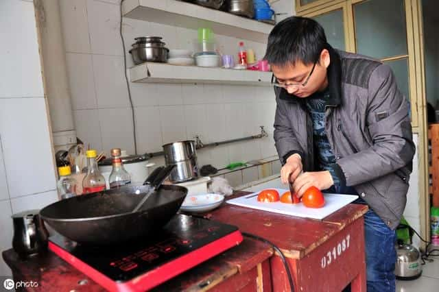 一个男人很抠门舍不得为你花钱是爱你吗（节俭和抠门男人的区别）