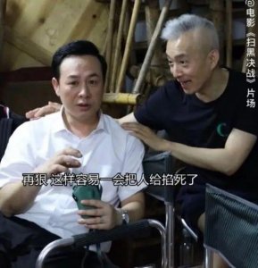 ​同一首歌主持人亚宁近照，一头白发面部消瘦，离开央视成霸道总裁