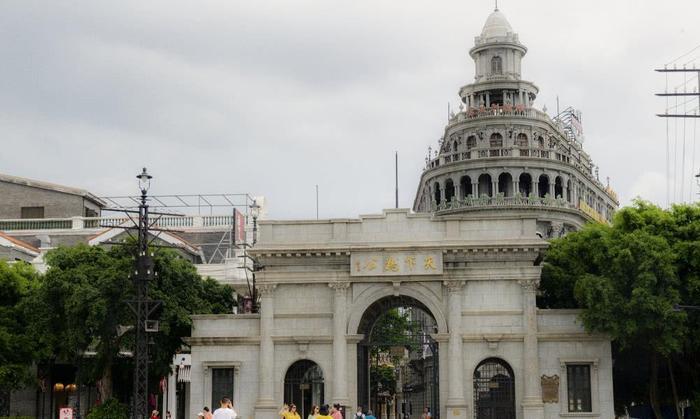 冯小刚花了几十亿修建的电影公社，有人却只因《芳华》而来