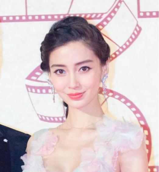 杨颖“狗啃刘海”撞脸王子文？果然她还是适合“仙女发型”！