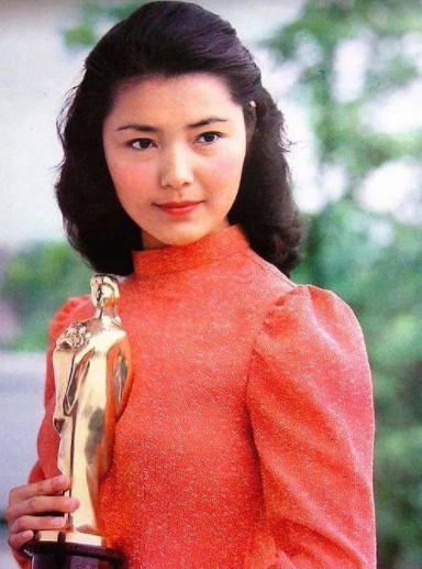 《还珠格格》中称“最美皇后”，患肿瘤后生女，今与丈夫恩爱41年