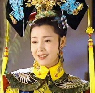 ​《还珠格格》中称“最美皇后”，患肿瘤后生女，今与丈夫恩爱41年