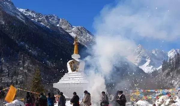 川西有冰山, 名曰达古;倚天之势, 甚美壮哉!