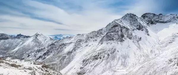 川西有冰山, 名曰达古;倚天之势, 甚美壮哉!