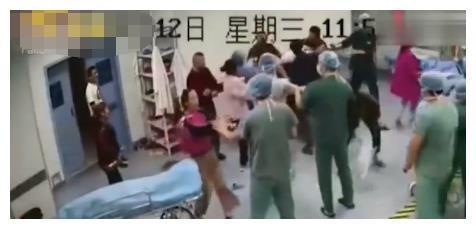 老人车祸抢救无效身亡，家属不分青红皂白，围攻殴打无辜医生泄愤