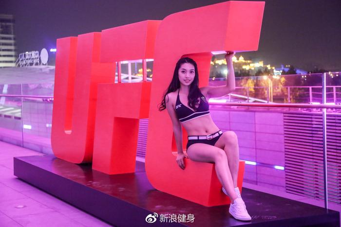 这个UFC中国举牌女郎有点不一样