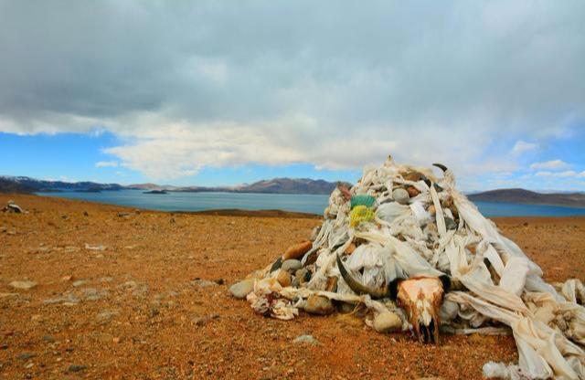 中国有个“鬼湖”，被当地人称不祥之地，更奇怪的是岸边寸草不生