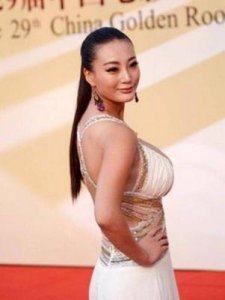 ​一路向西中的两位美女：一位成亿万影星一位化作路人