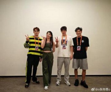 ​孤勇者翻版与正版见面会游泳队4人现场观看陈奕迅演唱会