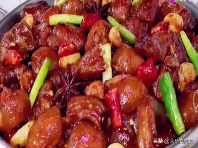 ​爆炒兔肉家常做法，口感鲜味无比，色泽诱人胃口，绝对是下酒好菜